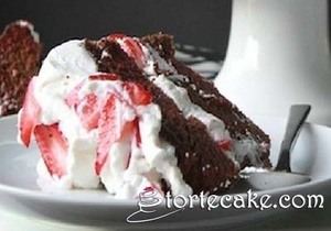Čokoladna torta sa jagodama i šlagom 